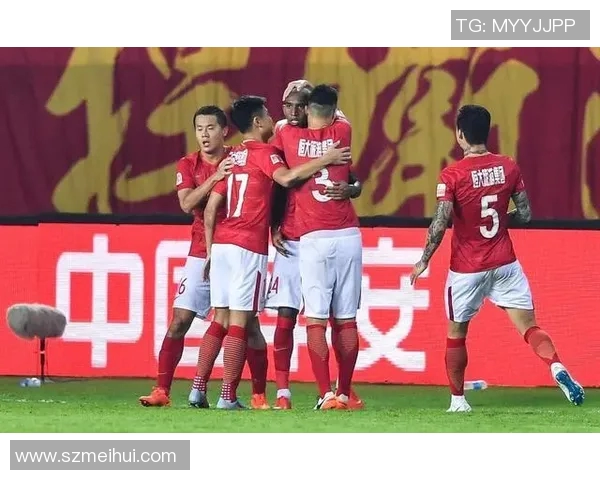 广州恒大连胜被终结！上海上港力压恒大登顶积分榜，中超榜首之争异常激烈